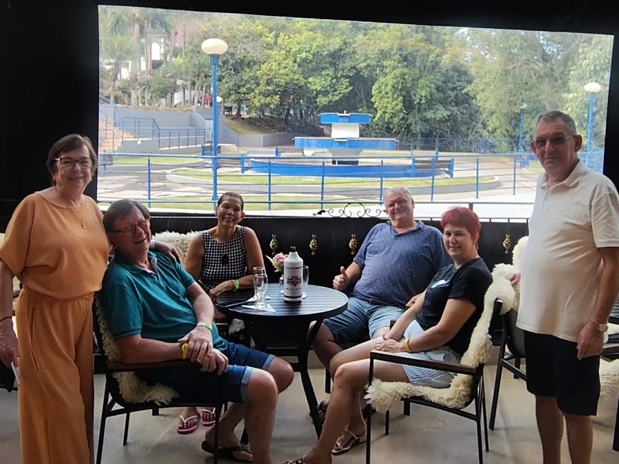 Grupo relaxando durante a viagem às Termas de Piratuba/SC