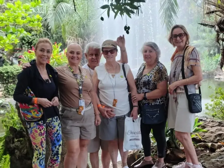 Grupo de viajantes diante de uma cachoeira em Caldas Novas/GO