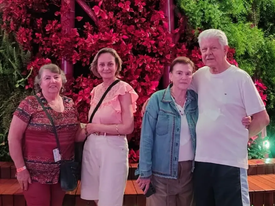 Grupo de viajantes em jardim florido em Caldas Novas/GO