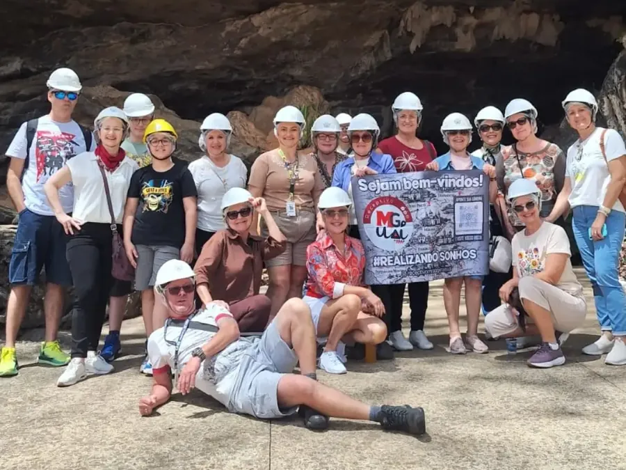 Grupo de viajantes de capacete em uma mina em Minas Gerais